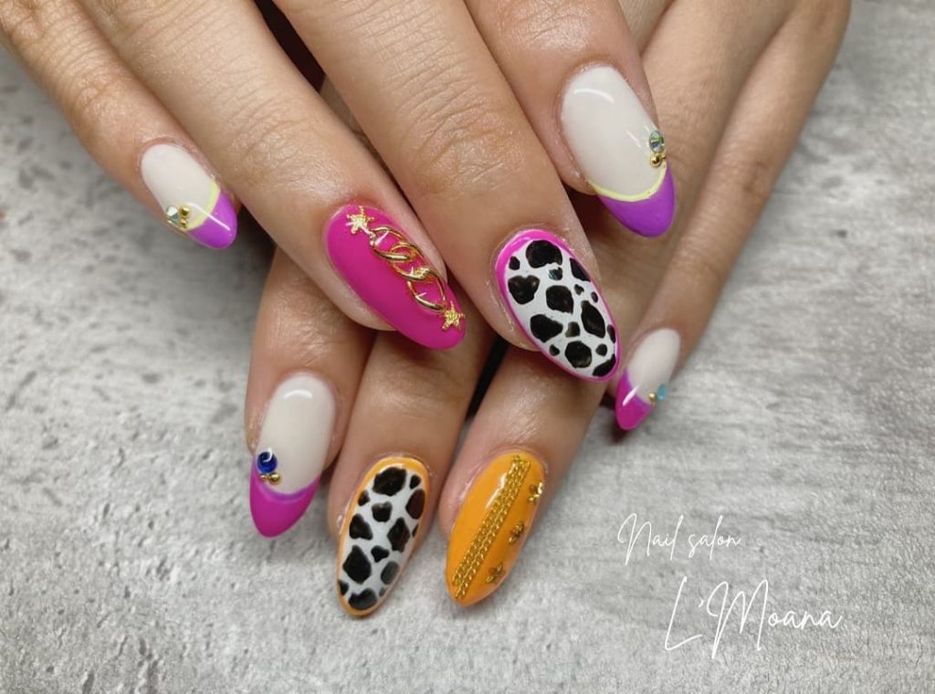 お客様nail?? ??by Hand @lmoana_arisa/Foot @lmoana_chisa.@maaaami79 さんのネイルデザインを参考に?⛓?.◆Hand＊やり放題 ¥7,500【ご新規様】¥6,900◆Foot＊ワンカラー ¥3,700※色追加、アート別途料金.⫘⫘⫘⫘⫘⫘⫘⫘⫘⫘⫘⫘⫘Nail salon L&